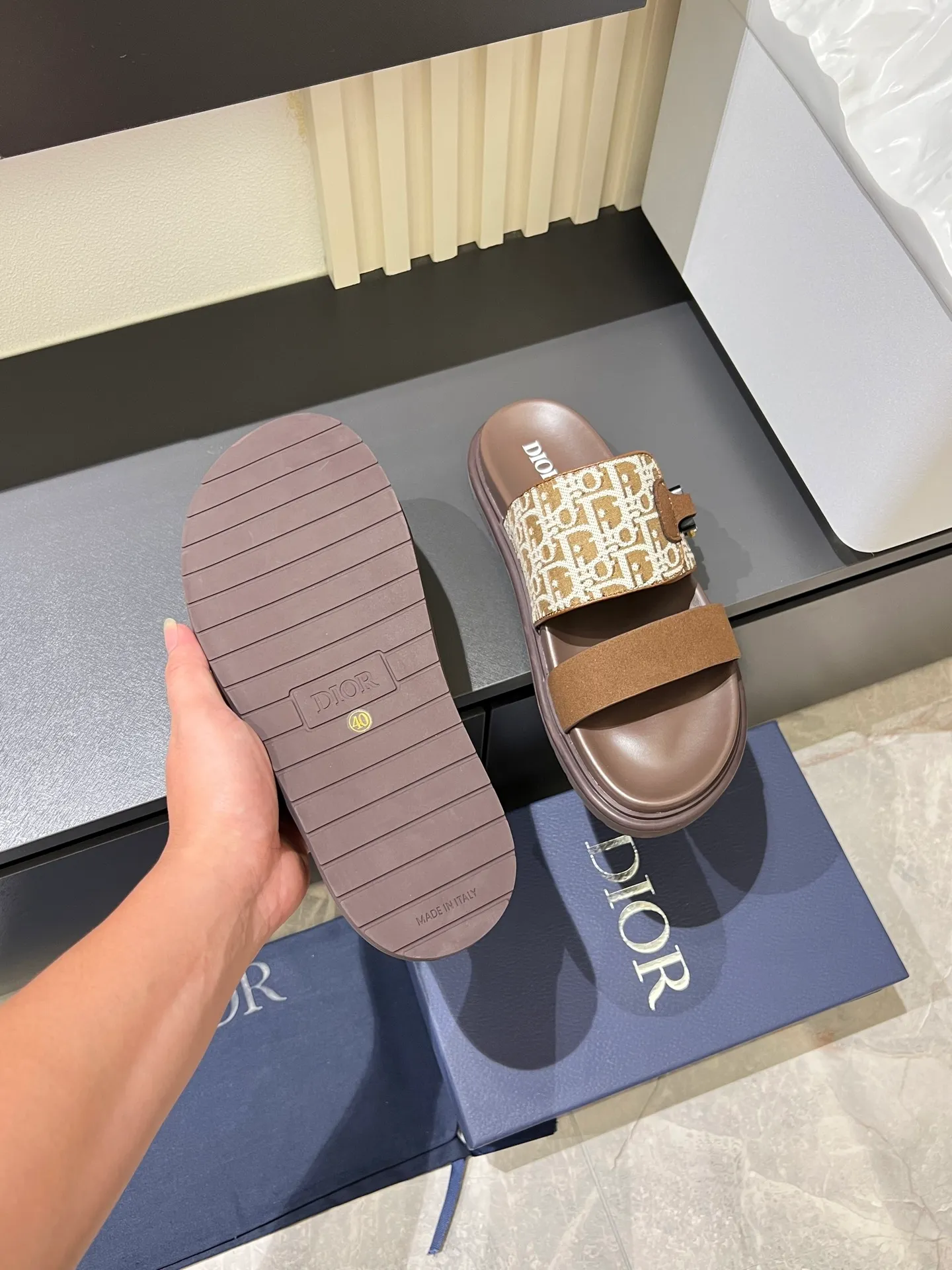 Men's Men's Shoes 💰p320 Dio* Men's Sandals Slippers. Showcasing Dior haute couture design. The Dior gray suede strap is accented with an aluminum Dior buckle for added style. Paired with a comfortable tonal notch sole, they pair easily with shorts or jeans for a sophisticated look. Main body: suede cow leather, technical fabric lining: cow leather, with adjustable straps, aluminum Dior buckle, Dior gray EVA insole, tonal notched rubber outsole splicing structure, size: 38-44 (customized at 45.46)